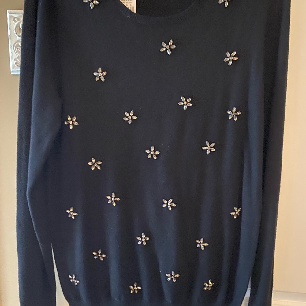 New with tags Elle sweater. Perfect for the holidays!